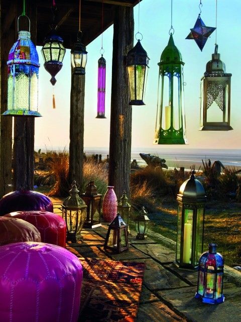 Marokańskie kolorowe lampiony i latarenki w aranżacji tarasu w orientalnym stylu