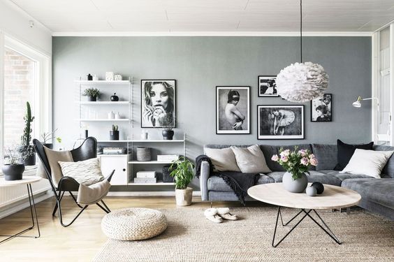 Aranżacja szarego przytulnego salonu w skandynawskim stylu
